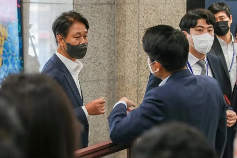 争议现场！韩媒记者穿拖鞋出席记者会，质问尹熙月