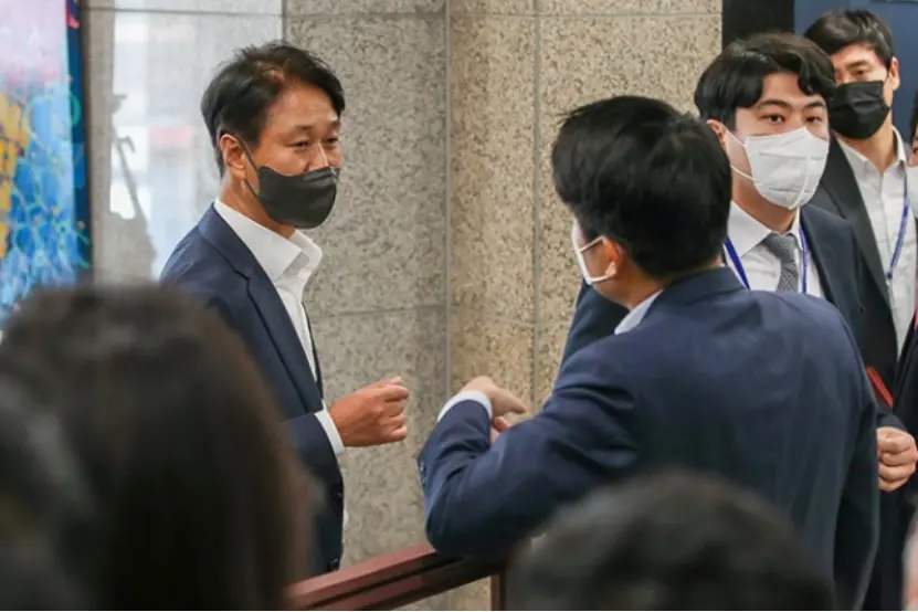 争议现场!韩媒记者穿拖鞋出席记者会,质问尹熙月