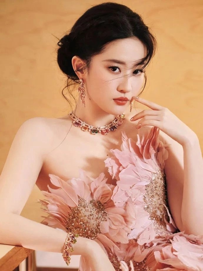 蔡少芬过年带婆婆亲妈重庆旅游,和婆婆紧贴着走,与亲妈无话可聊