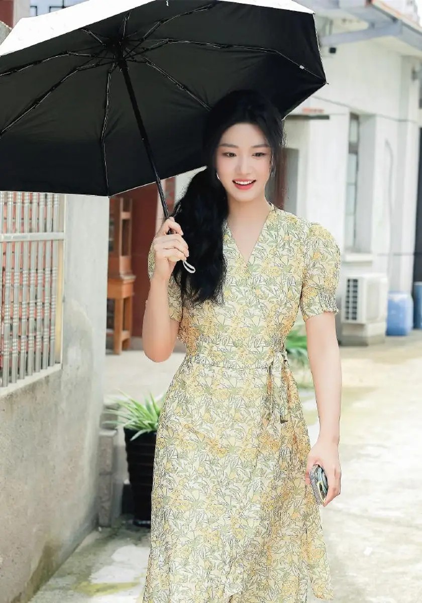 首映夺冠,但差评一片,女演员的身材是最大亮点!