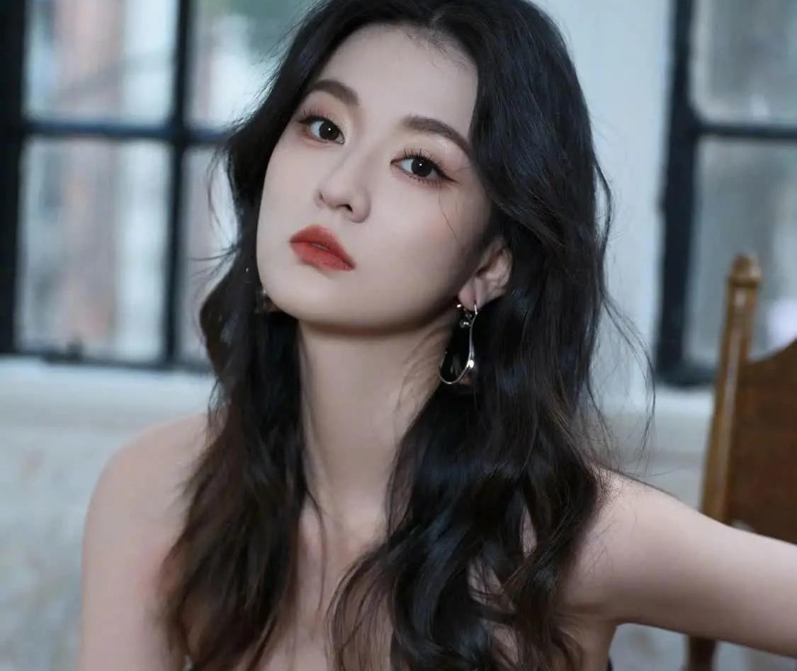 李连杰低调现身古玩城,与人合影尽显沧桑!对佛教收藏品情有独钟