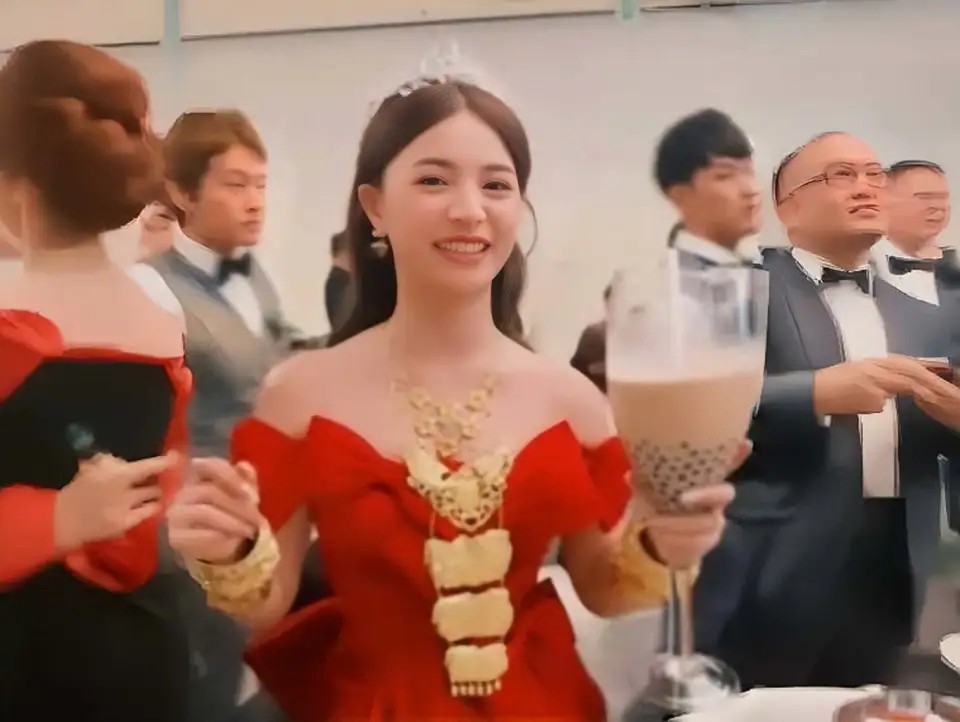 她曾是歌坛天后,如今 58 岁流落街头,骨瘦如柴神似流浪汉