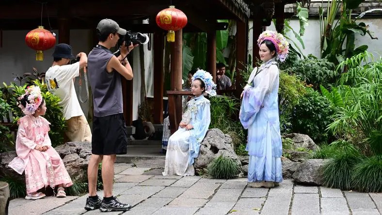 梓渝深夜发文 “目前已单身”:回避争议的 “冷处理”,与蒋欣的体面形成鲜明对比