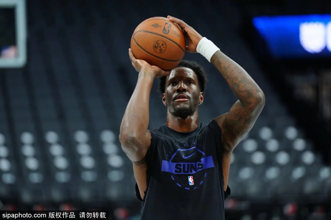 知名女团爱豆分享海外趣事，穿周边T恤的粉丝认不出自己