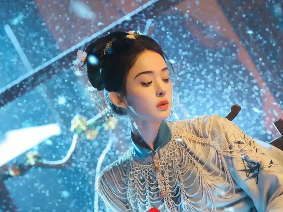 《人之初》首播槽点：张若昀马思纯强强联手，却被“注水剧情”和“重复钩子”拖垮