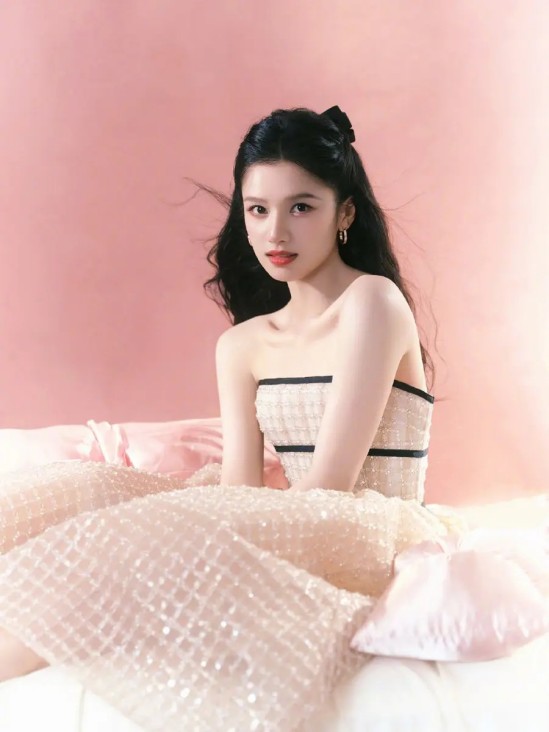 35岁郑爽近照曝光！脸部又僵又肿网友直呼认不出，彻底成了素人