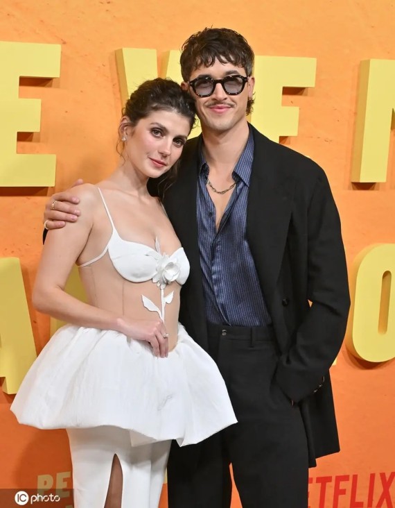 29岁创作歌手金正烨雨夜坠楼：被精神疾病与行业规则绞杀的“天才疯子”