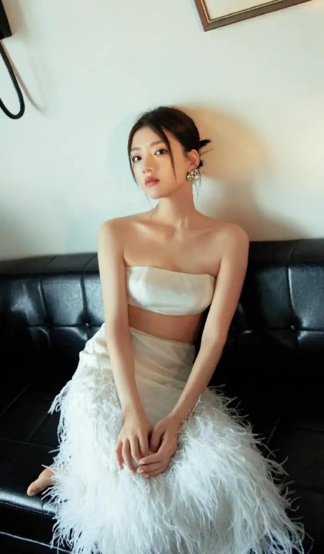 香港“第一拜金女”直播豪送百份奢侈品, 却被炮轰其品牌溢价严重