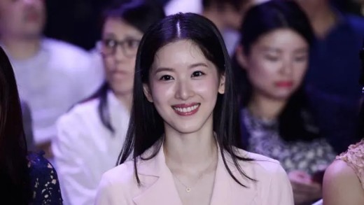 黄慧颐晒旧照宣战保剑锋：隐婚指控撕破古早CP滤镜