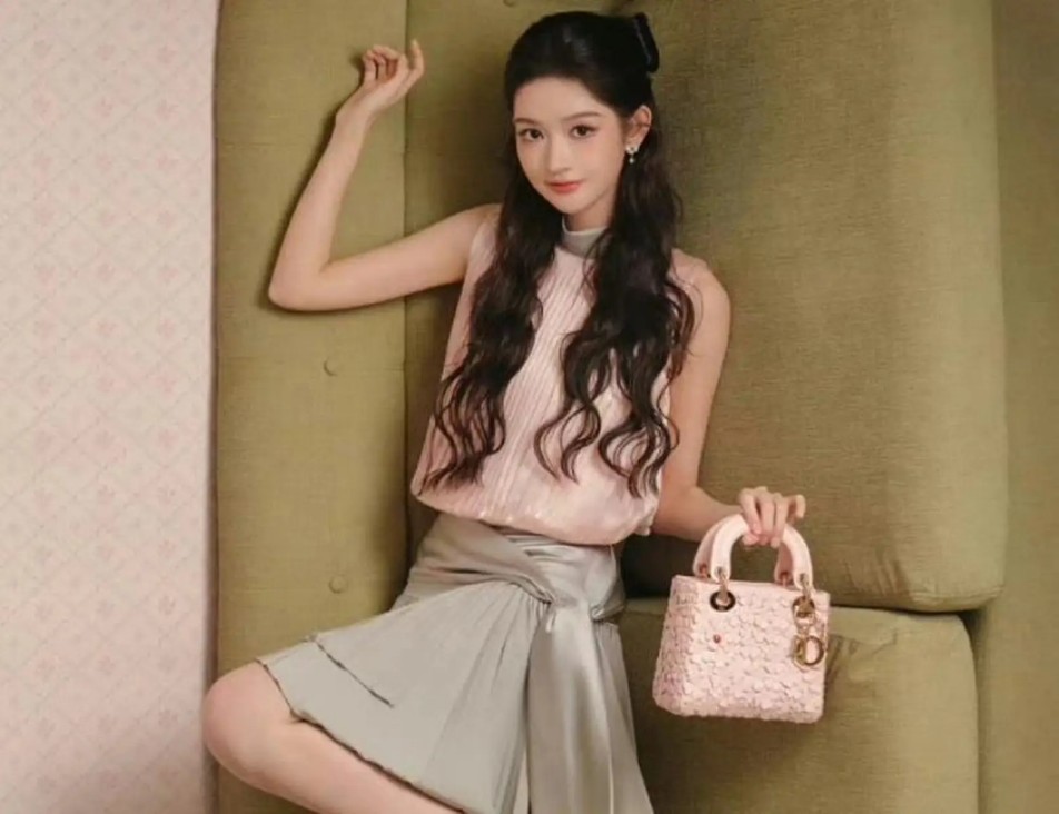 香港知名女星豪门梦碎，与富商男友分手，穿衣大胆险些走光