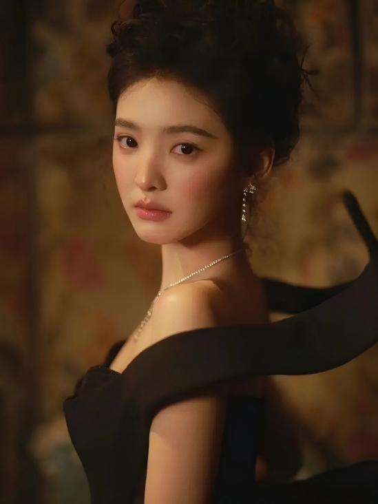 看到王中磊老婆，才懂家花真比野花香，53岁王晓蓉身材颜值双在线，如今在上海开艾灸馆开启人生下半场